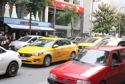 Ünlü şarkıcı sevgilisini yol ortasında bıraktı!