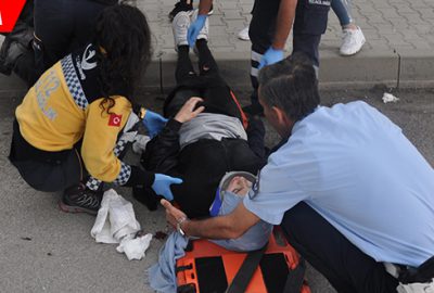 Genç kızın montu motosikletin tekerine sıkışınca…