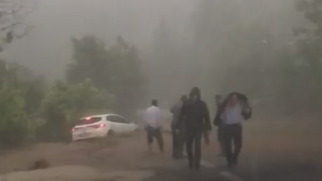 Onlar araçlarını kurtarmaya çalışırken eşleri salavat getirdi