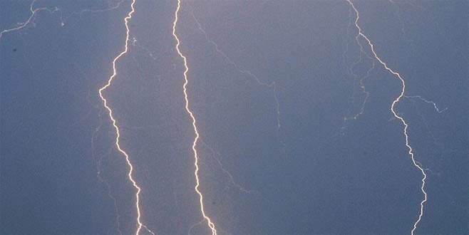 Bursa’da korku dolu anlar! Eve yıldırım düştü, yangın çıktı