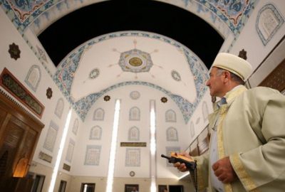 Kubbesi açılan camiye yoğun ilgi