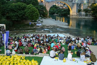 Tarihi Mostar Köprüsü’nün gölgesinde iftar