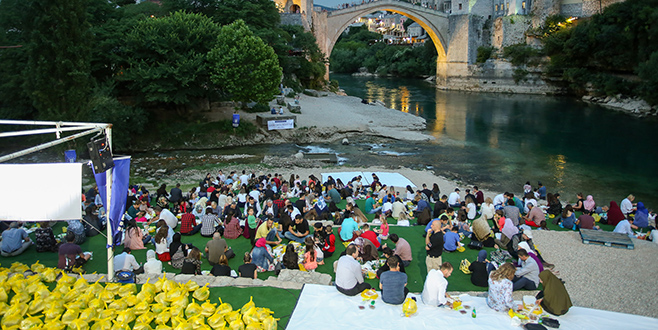 Tarihi Mostar Köprüsü’nün gölgesinde iftar