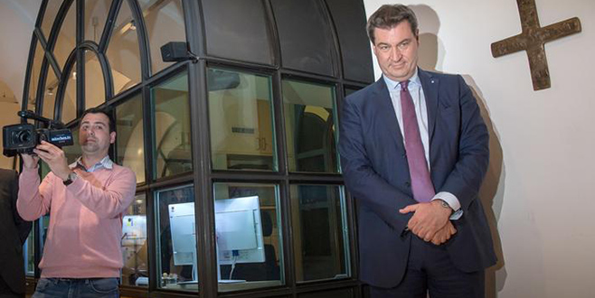 Resmi binalara haç zorunluluğu