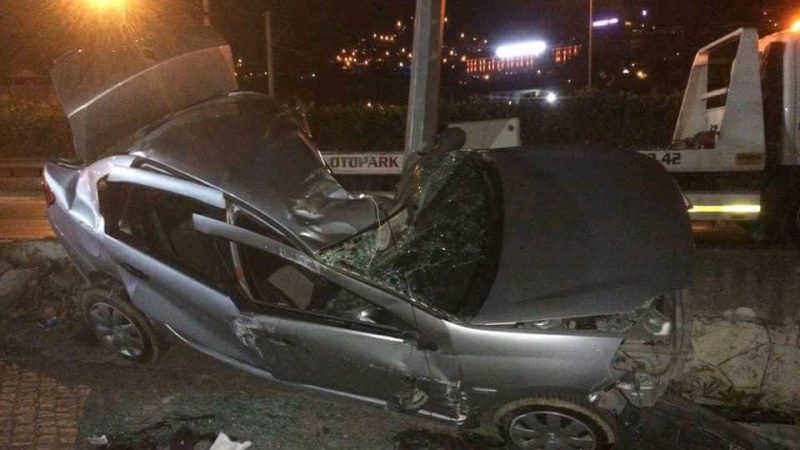 Otomobil aydınlatma direğine çarptı: Sürücü öldü, kardeşi ağır yaralı kurtuldu.