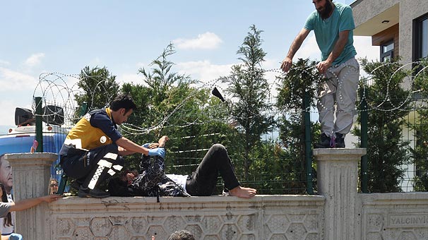 Bursa’da korkunç kaza: Yaralı genç duvarda asılı kaldı!