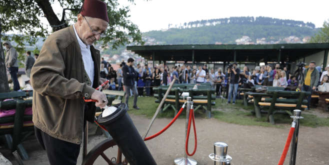 Saraybosna’nın ramazan topçusu eski ramazanları yeniden yaşatıyor Saraybosna’nın ramazan topçusu eski ramazanları yeniden yaşatıyor