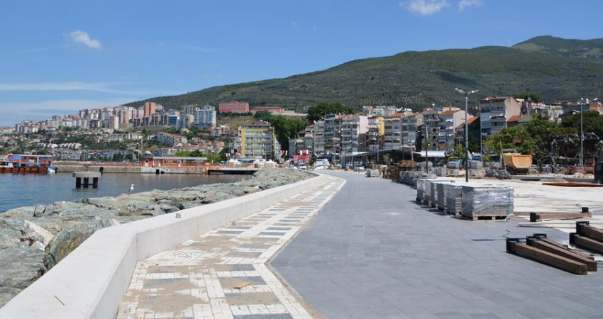 Gemlik’te sahil düzenleme çalışmaları tamamlanıyor Gemlik Belediyesi sahil düzenleme çalışmalarına tüm hızıyla devam ediyor.