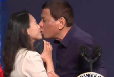 İşçi kadını zorla öptü