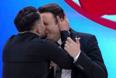 Kulağını ısırdı, burnundan öptü! İlker Ayrık’ın zor anları