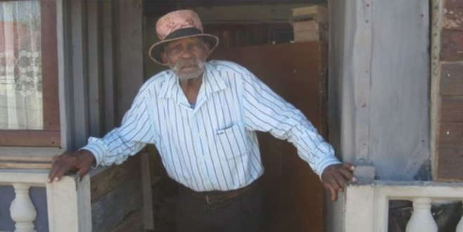 ‘Dünyanın en yaşlı insanı’ sigarayı bırakamamaktan dert yanıyor