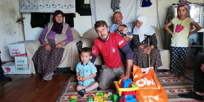 Ormanda geceleyen minik Ali’ye ‘bayramlık’ sürprizi