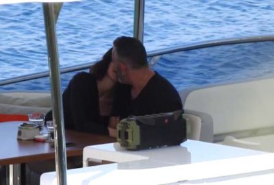 Ünlü çiftin romantik anları! Kimseye aldırış etmediler