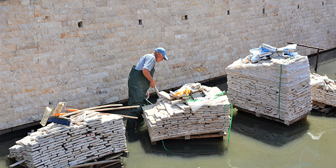 Çarşı Deresi temizleniyor