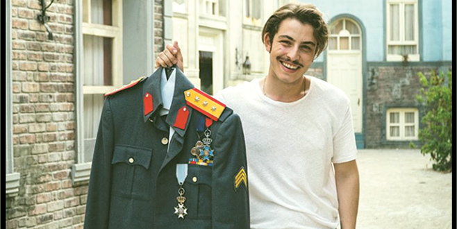 Üniformasını bırakmadı