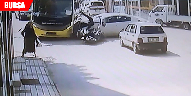 Otobüs, otomobil ve motosiklet birbirine girdi