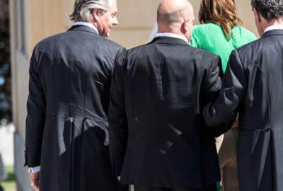 Elbisenin ipi çözülünce üç erkeğin önünde yarı çıplak kaldı