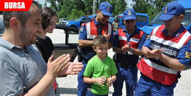 Jandarma’dan çocuklara hediye