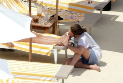 Dünyaca ünlü şarkıcı bu pozuyla gündeme oturdu!