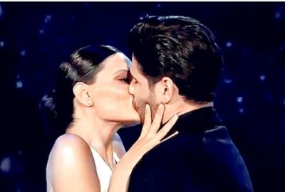 Ünlü çift canlı yayında birbirlerini öpücük yağmuruna tuttu