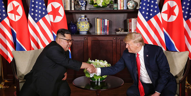 Tarihi zirve! Trump ve Kim Jong-un bir arada