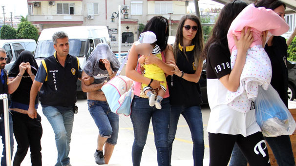 Fuhuş operasyonu! Kucağında bebekle…