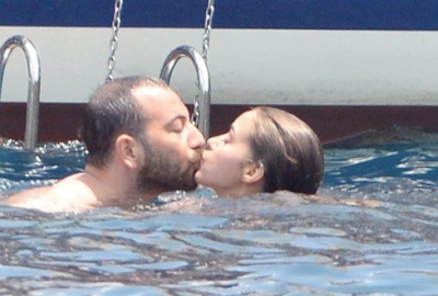 Bursalı ünlü oyuncu denizde aşka geldi! Sevgilisini öpücüklere boğdu