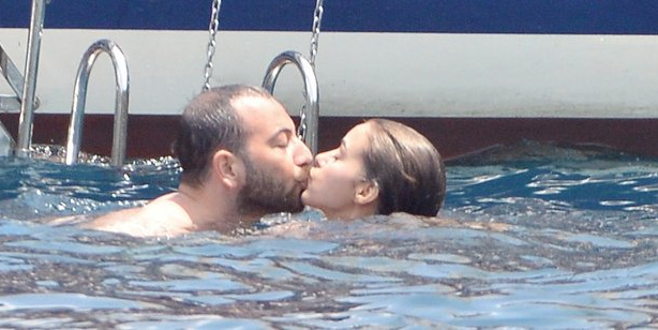 Bursalı ünlü oyuncu denizde aşka geldi! Sevgilisini öpücüklere boğdu