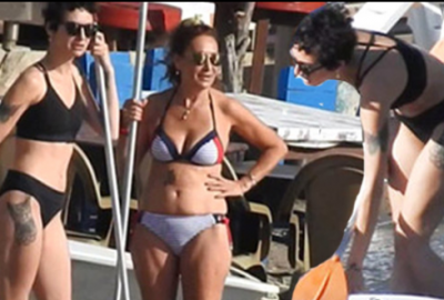 Tatil sezonunu açan ünlü oyuncu, düzgün fiziğiyle dikkat çekti