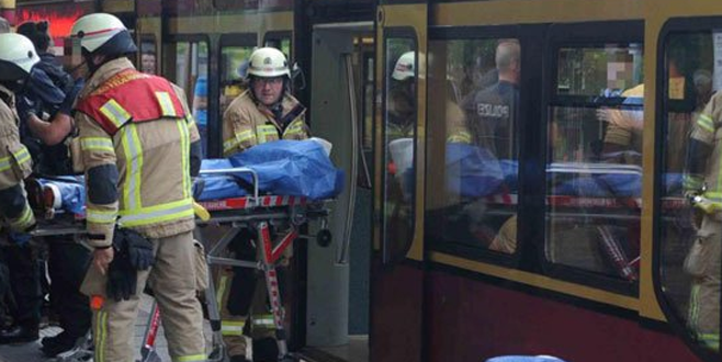 Almanya’da tren istasyonunda bıçaklı saldırı