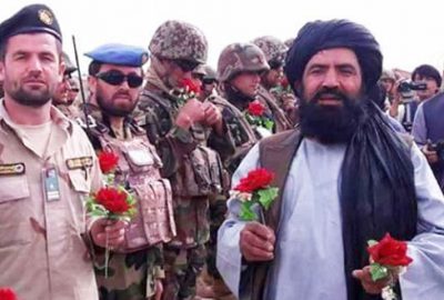 Taliban’dan askere gül