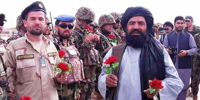 Taliban’dan askere gül