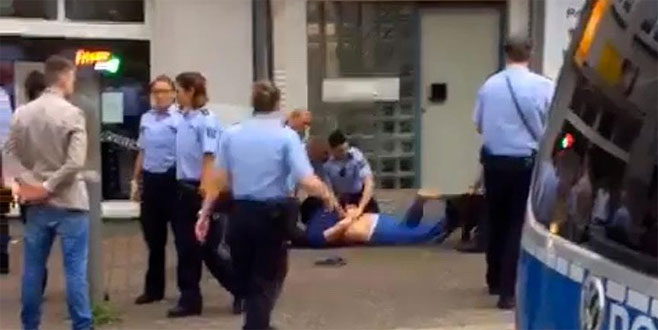 Almanya’da bir Türk’e polis köpeği ile şiddet