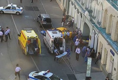 Taksi kalabalığın arasına daldı: 8 yaralı