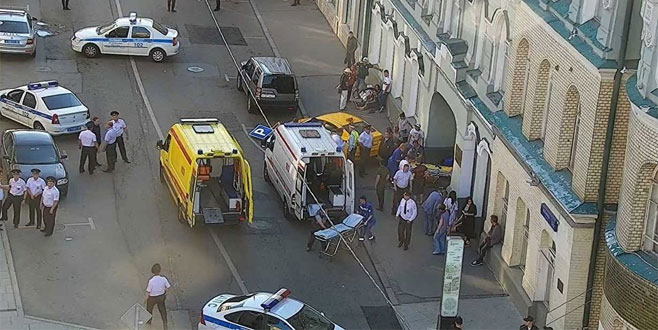 Taksi kalabalığın arasına daldı: 8 yaralı