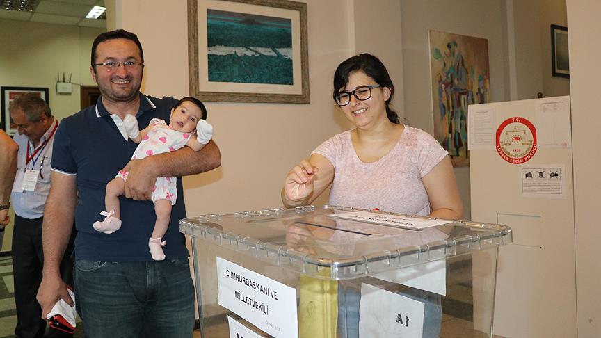 Yurt dışındaki Türk seçmenlerin oy verme işlemi sürüyor