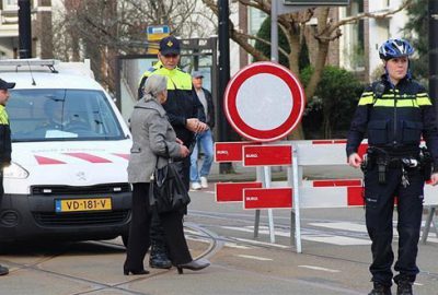 Hollanda’da sürücü, aracıyla grubun arasına daldı