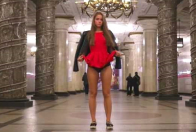 Metro sapıklarını böyle protesto etti!