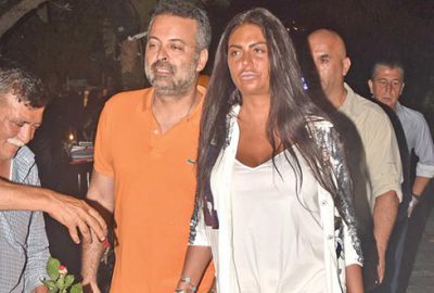 Yollarına güller döküldü