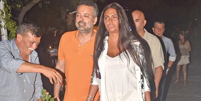 Yollarına güller döküldü