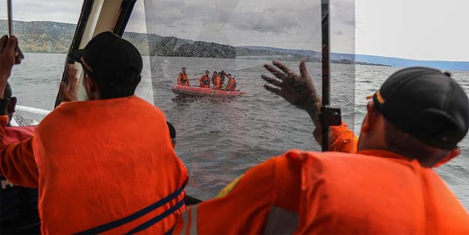 Alabora olan teknedeki 178 kişi kayboldu