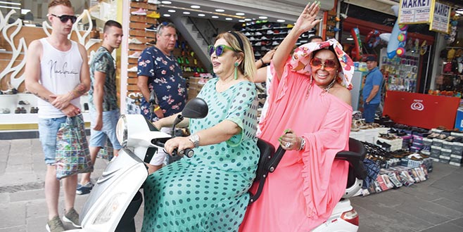 Bodrum sokaklarını turladı