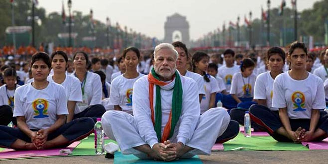 Başbakan 50 bin kişi ile yoga yaptı