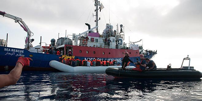 Kurtarılan göçmenleri taşıyan gemi personeline tutuklama tehdidi