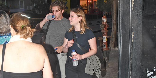 Sevgilisiyle yakalandı