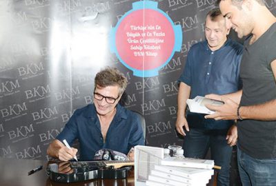 Kitabını imzaladı