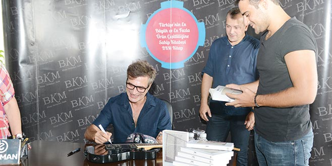 Kitabını imzaladı