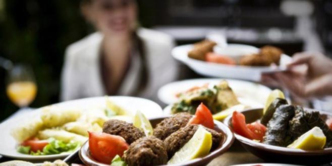 Kendisiyle dalga geçen kocasını ve akrabalarını zehirledi