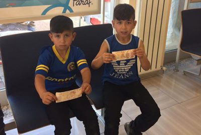 Orhaneli’nde harçlıklarıyla Kızılay’a destek oldular