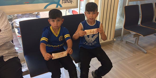 Orhaneli’nde harçlıklarıyla Kızılay’a destek oldular